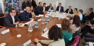 Reunión de alcaldes discutiendo sobre el barranco de la Saleta