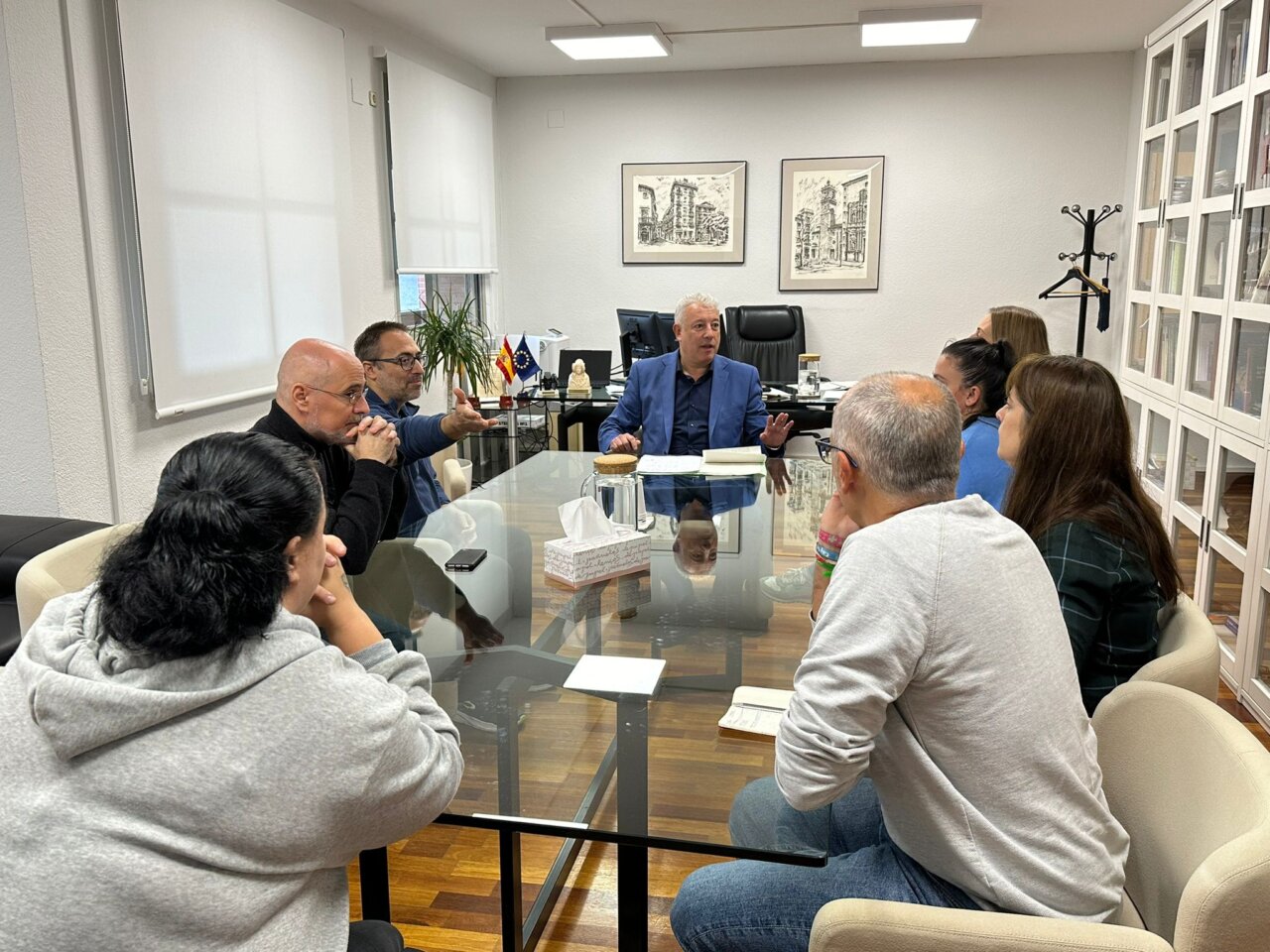 El secretario autonómico de Educación se reúne con representantes de las familias de centros de Paiporta y Alfafar