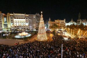 Gran árbol de Navidad iluminado en la plaza del Ayuntamiento de Valencia