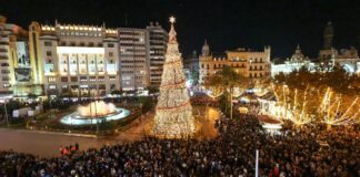 Gran árbol de Navidad iluminado en la plaza del Ayuntamiento de Valencia