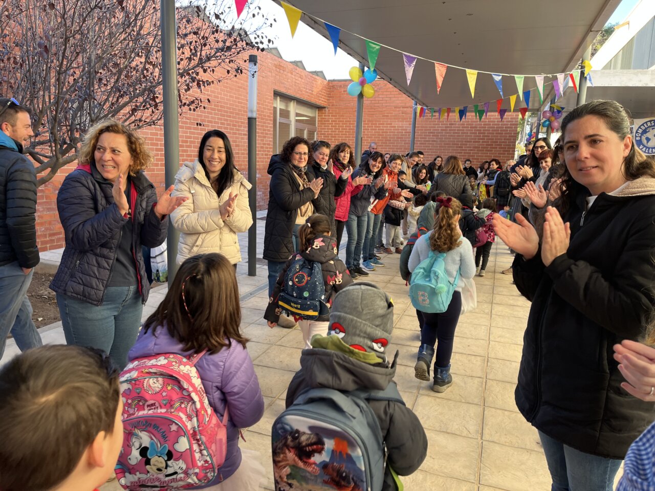 Alumnado de Catarroja de segundo ciclo de Infantil y Primaria vuelve a las aulas con aplausos y música