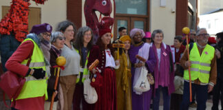 Grupo de personas vestidas con trajes coloridos en la Cavalcada de les Magues de Gener