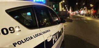 Coche de la policía local de Valencia en la noche