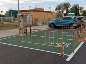 Estación de recarga para vehículos eléctricos en Foios con barreras de seguridad.