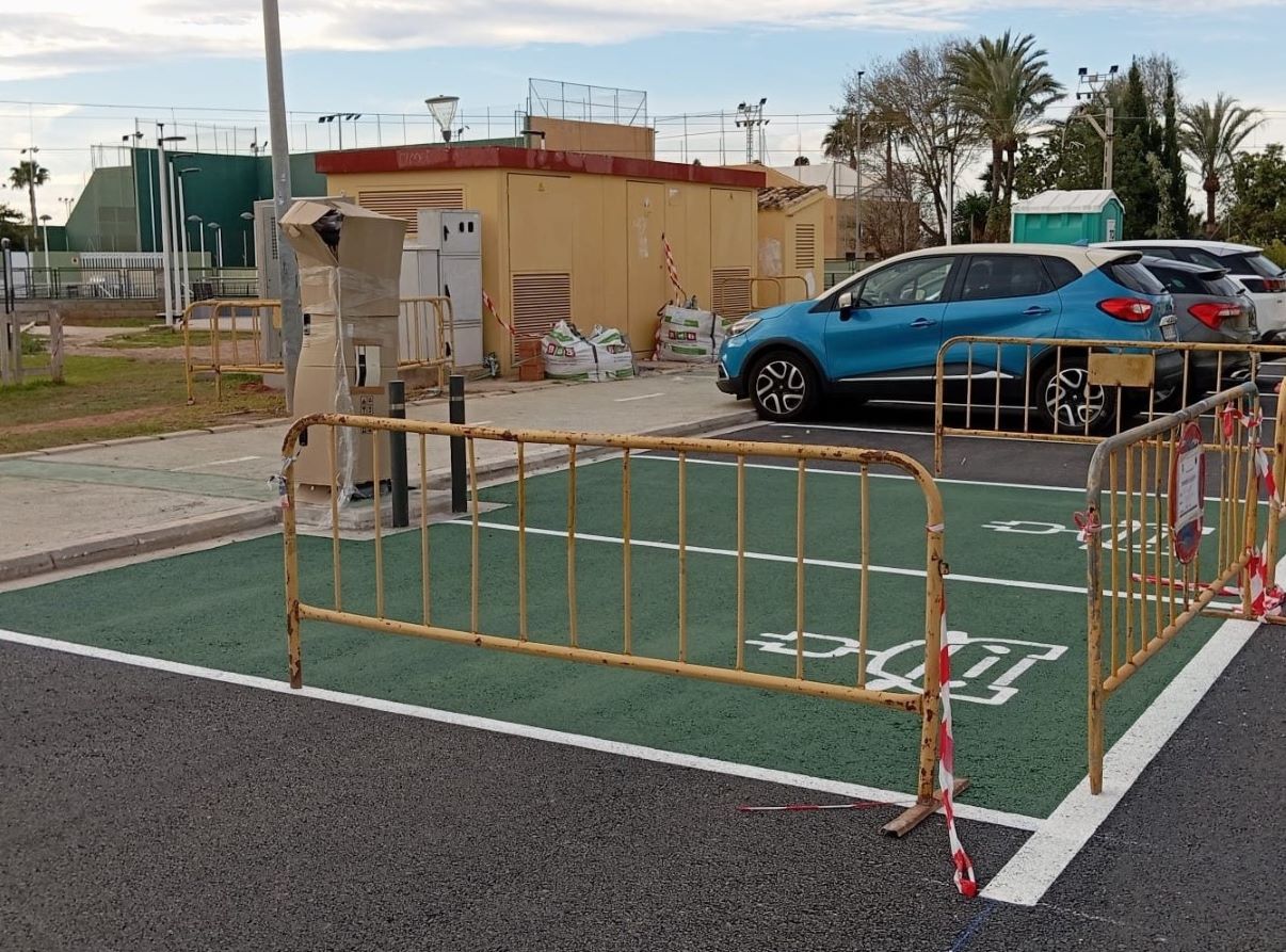 Punt de recàrrega per a vehicles elèctrics a l'estació de Metrovalencia de Foios