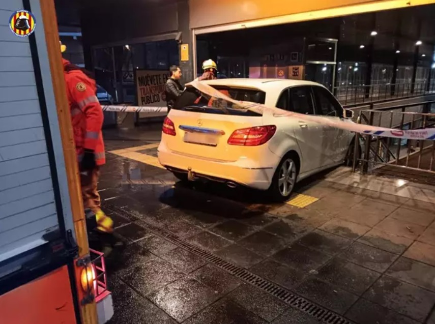 Empotra su coche contra una boca de metro en Manises tras confundirla con la entrada de un parking