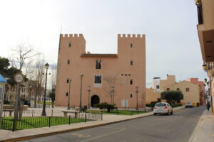 Vista del Ayuntamiento de Albalat de Sorells en una calle tranquila