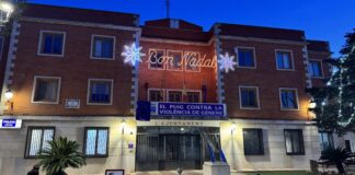 Fachada del Ayuntamiento de El Puig decorada para Navidad