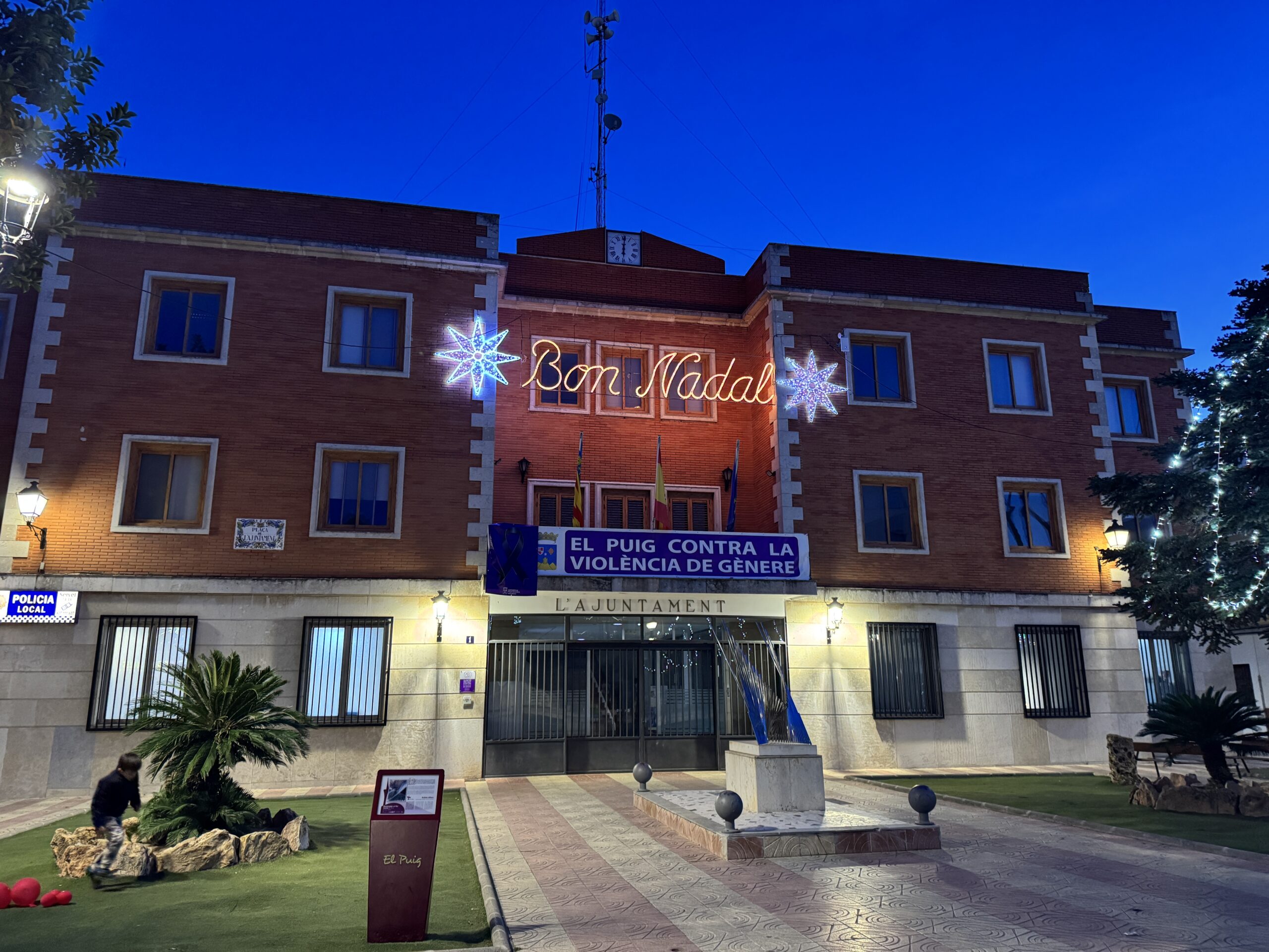 Fachada del Ayuntamiento de El Puig decorada para Navidad