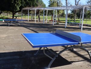 Taules de ping-pong renovades en un parque de Alaquàs