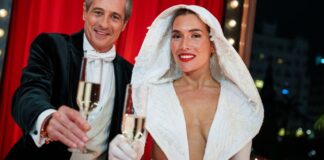 Àlex Blanquer y Ximo Rovira celebrando el fin de año con copas de champán