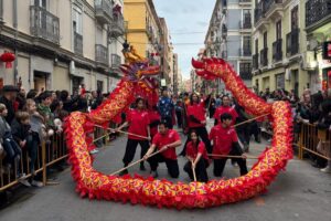 Cavalcada del Año Nuevo Chino en Valencia con dragón rojo y participantes