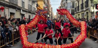 Cavalcada del Año Nuevo Chino en Valencia con dragón rojo y participantes