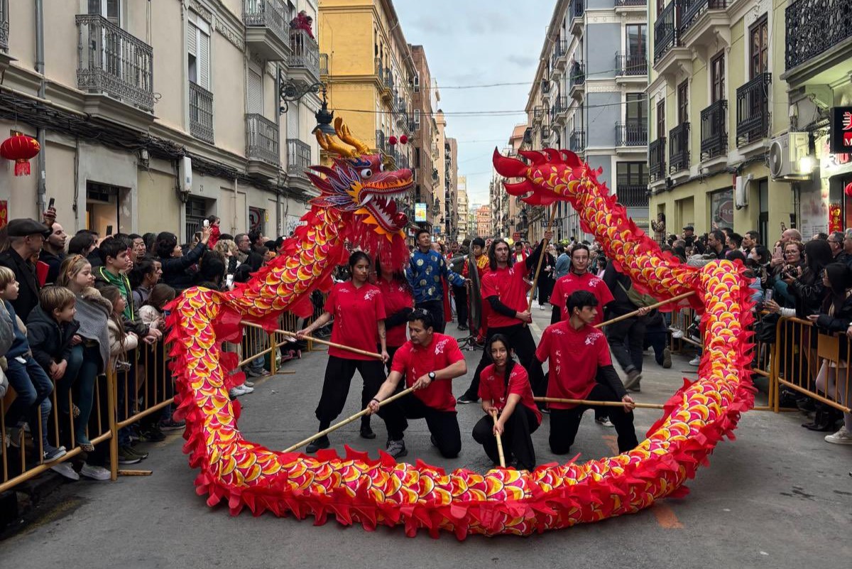 Cavalcada del Año Nuevo Chino en Valencia con dragón rojo y participantes