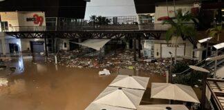 Vista del centro comercial Bonaire inundado tras la DANA en Aldaia