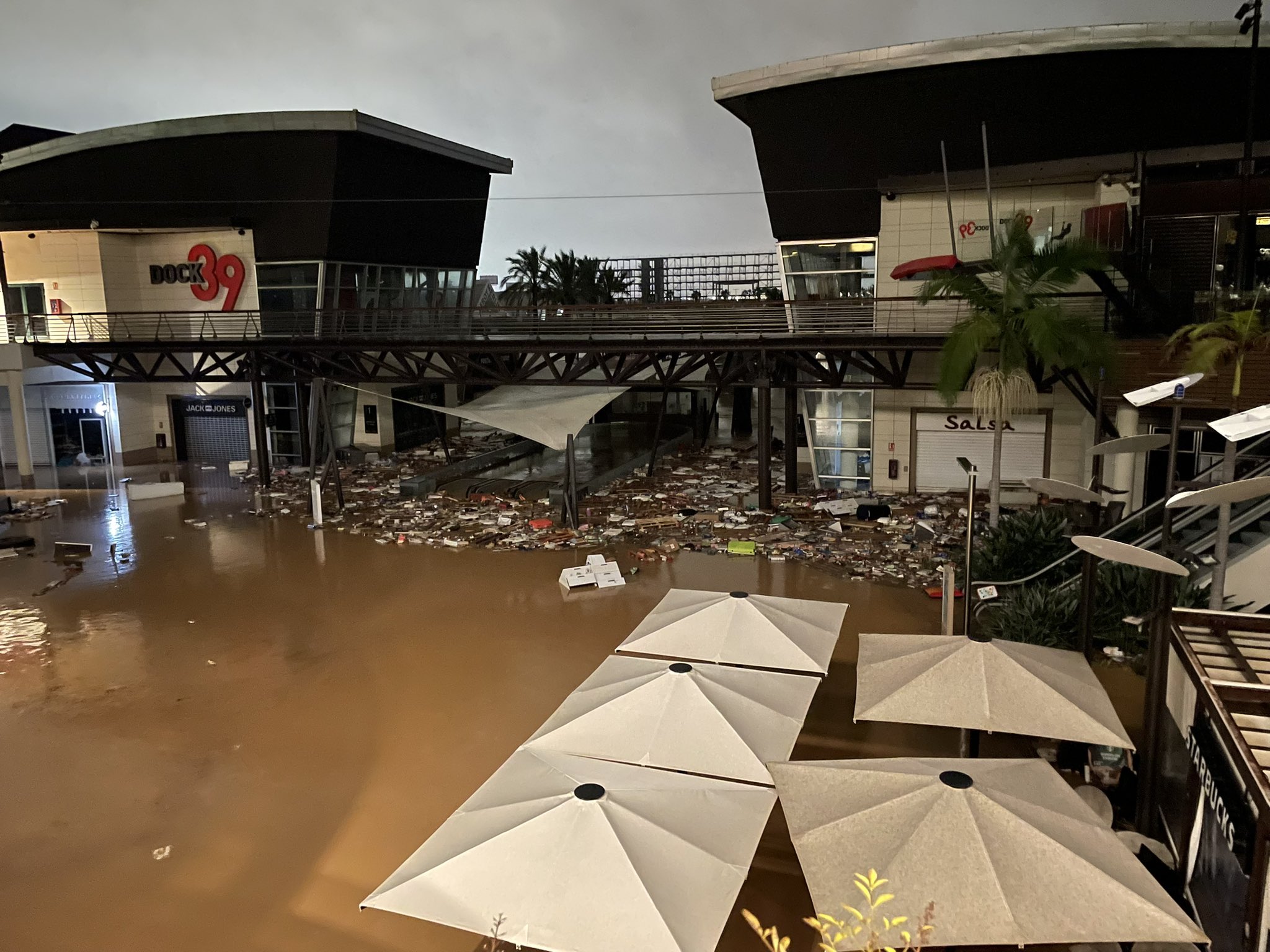Vista del centro comercial Bonaire inundado tras la DANA en Aldaia
