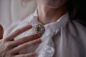 broches