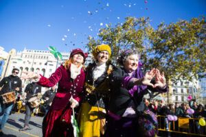 Tres mujeres disfrazadas celebrando en la cavalcada de les Magues de Gener