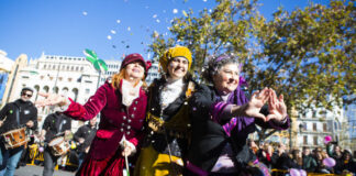 Tres mujeres disfrazadas celebrando en la cavalcada de les Magues de Gener
