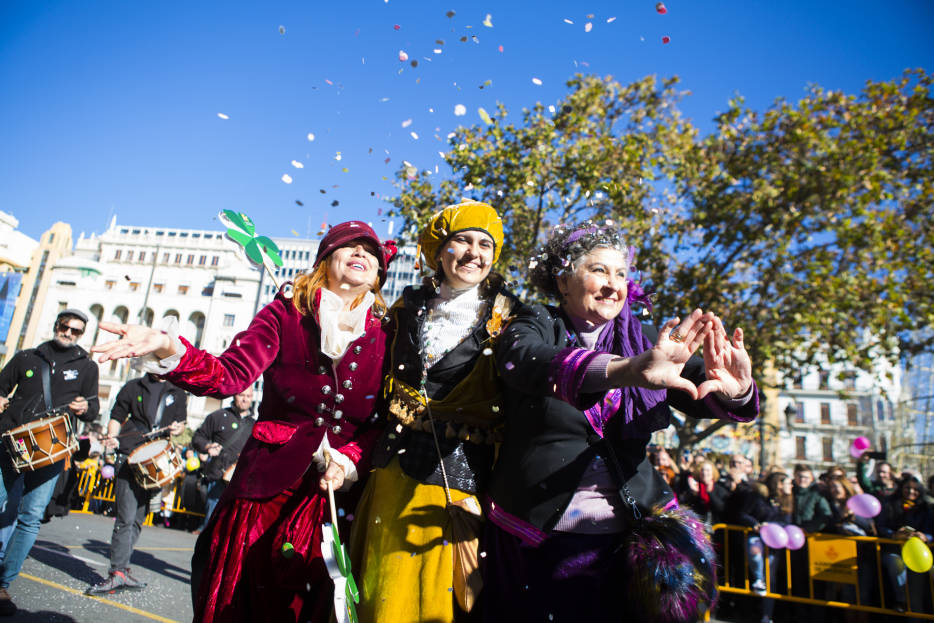 Tres mujeres disfrazadas celebrando en la cavalcada de les Magues de Gener