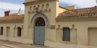 Entrada del cementerio municipal del Cabanyal en Valencia
