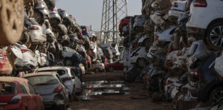 Campas de vehículos sinistrats afectats per la dana a Catarroja