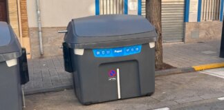 contenedor azul en una calle de Paterna