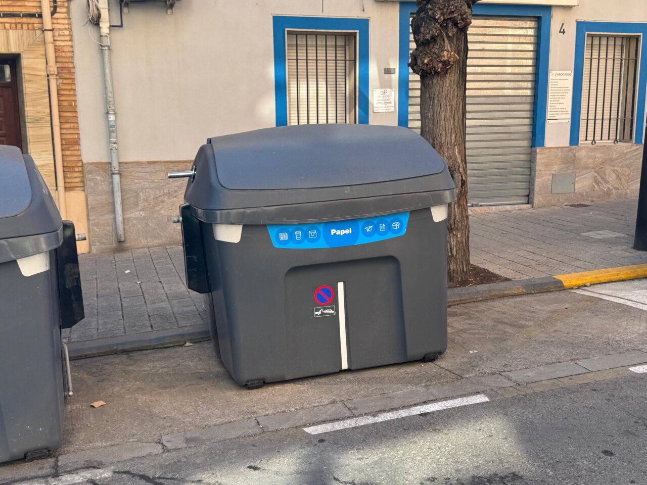 contenedor azul en una calle de Paterna