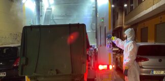 Operario limpiando contenedores en Alaquàs tras la DANA