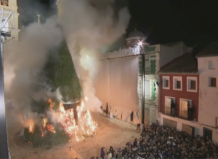 La foguera de Canals siendo consumida por las llamas durante la cremà