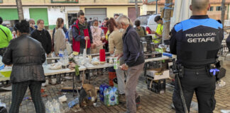 Un agente de la Policía Local de Getafe realiza labores de vigilancia en Aldaia, Valencia, tras la dana.