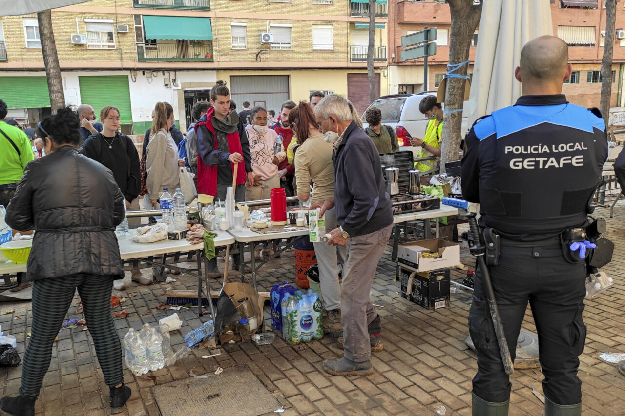 Un agente de la Policía Local de Getafe realiza labores de vigilancia en Aldaia, Valencia, tras la dana.