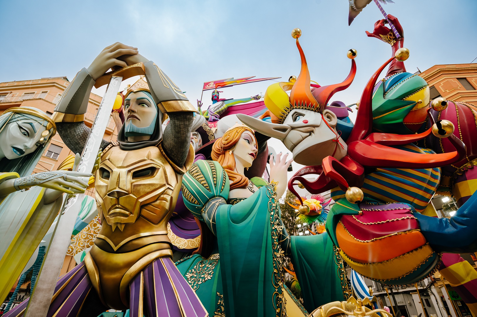 Figuras monumentales de las Fallas de Valencia en una celebración colorida