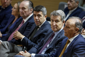 El presidente del PP, Alberto Núñez Feijóo (2d), junto al president de la Generalitat, Carlos Mazón (3d), y el presidente de la CEV, Salvador Navarro (d).