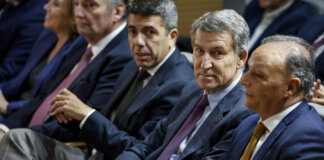 El presidente del PP, Alberto Núñez Feijóo (2d), junto al president de la Generalitat, Carlos Mazón (3d), y el presidente de la CEV, Salvador Navarro (d).