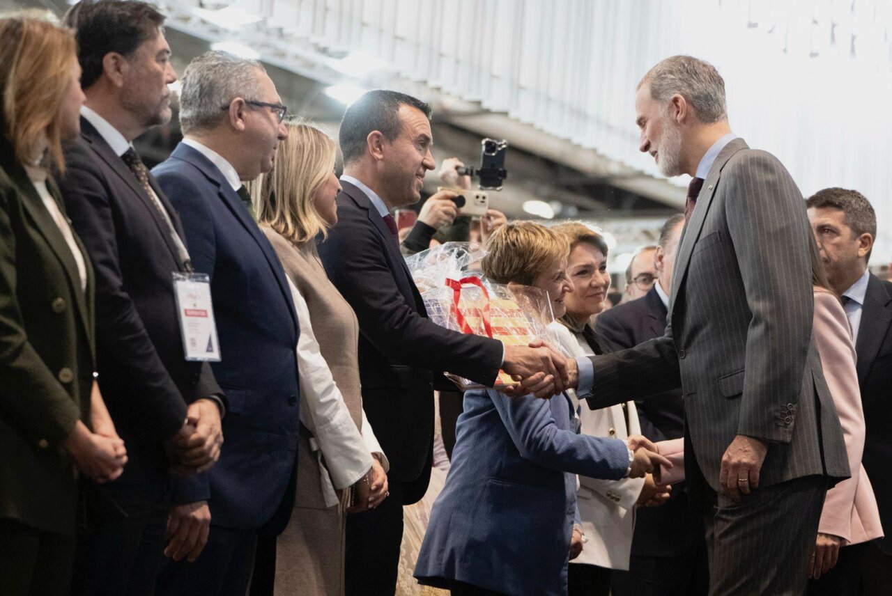 Mompó entrega a los Reyes una Senyera del pueblo valenciano agradecido por su cercanía tras la DANA