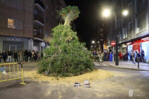 Hoguera de Sant Antoni en Torrent con público alrededor