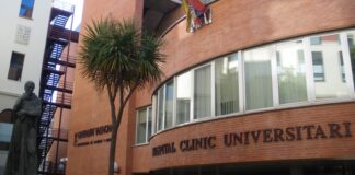 Fachada del Hospital Clínico Universitario de Valencia con escultura