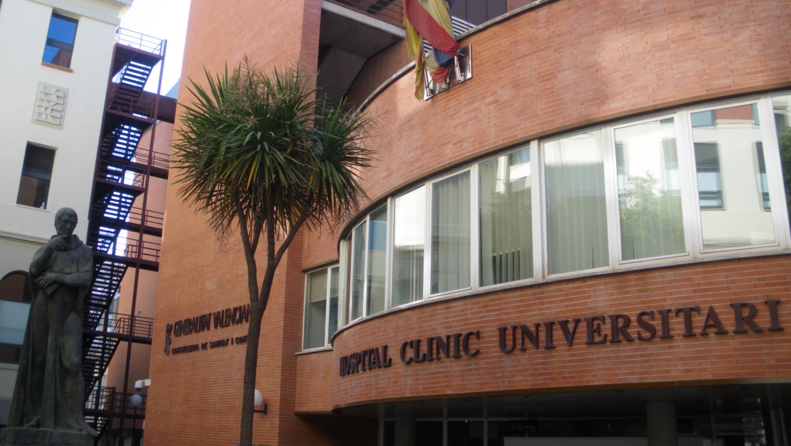 Fachada del Hospital Clínico Universitario de Valencia con escultura
