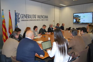 La Conselleria de Innovación, Industria, Comercio y Turismo actuará como canalizador de las iniciativas y necesidades de las asociaciones empresariales y de las áreas industriales de los municipios afectados por la riada. El secretario autonómico de Industria, Comercio y Consumo, Felipe Carrasco, ha participado en la primera reunión de la mesa de trabajo que junto al director general de Industria, Manuel Rosalén, y responsables del Ivace+i, con asociaciones de empresarios de Paiporta, Catarroja, Torrent, Algemesí, Picanya, València-Horno de Alcedo, Riba-roja de Túria y Beniparrell, así como con la Federación de Parques Empresariales de la Comunitat Valenciana (Fepeval). Carrasco ha explicado que la Conselleria trabajará como intermediaria entre las asociaciones empresariales y las autoridades competentes y, para ello, recogerá y canalizará las necesidades y demandas de estas entidades, para ofrecer una respuesta más coordinada y eficiente. Para Carrasco, “es importante que las asociaciones empresariales se mantengan informadas y continúen comunicándose con la Conselleria para asegurar que sus necesidades sean atendidas de manera adecuada”. Durante el encuentro, Carrasco ha trasladado que “seguiremos trabajando con el sector empresarial para que la reactivación de la actividad económica sea una realidad y para ello continuaremos estando al lado de las empresas y parques empresariales, ayudándoles y manteniendo una comunicación continua para que sigan generando empleo”. En este sentido, Carrasco ha destacado la importancia de establecer con asociaciones empresariales y áreas industriales un foro de diálogo y proximidad, mediante mesas sectoriales como la que ha tenido lugar hoy, para poder trabajar de la forma más efectiva posible. Actuaciones emergencia Ivace+i Asimismo, Carrasco ha puesto en valor ante las asociaciones empresariales la labor constante y continua realizada por Ivace+i en la limpieza y acondicionamiento de accesos y viales de 40 áreas industriales afectadas por las inundaciones con una inversión de 6,5 millones de euros y con la habilitación de diferentes servicios de transporte mediante autobuses gratuitos para personas trabajadoras en polígonos dañados. También ha destacado la contratación de agentes de proximidad industrial que han creado un canal de comunicación directo y bidireccional entre la Generalitat, empresas y áreas industriales, el incremento hasta el 100 % de las ayudas de mejora para los municipios afectados por la dana y la convocatoria de la Conselleria de Industria de 100 millones de euros en ayudas directas para las empresas y comercios afectados. Para el secretario autonómico estas iniciativas ponen de manifiesto el esfuerzo de la Conselleria y del Ivace+i “para cubrir todas las necesidades de la forma más urgente, de manera que la reactivación económica sea una realidad para el máximo de empresas afectadas por la riada”