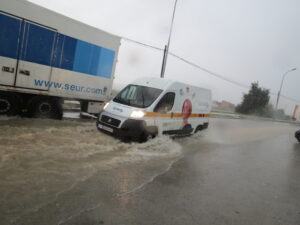 Furgoneta atravesando una calle inundada en Paterna