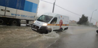 Furgoneta atravesando una calle inundada en Paterna
