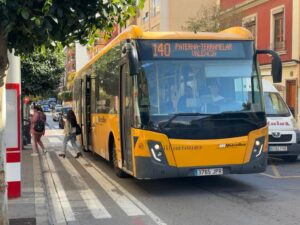 Autobús de la línea 140 en Paterna, Valencia, con pasajeros esperando.