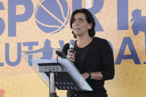 Marian Val hablando en un evento sobre su candidatura a la Secretaria Comarcal.