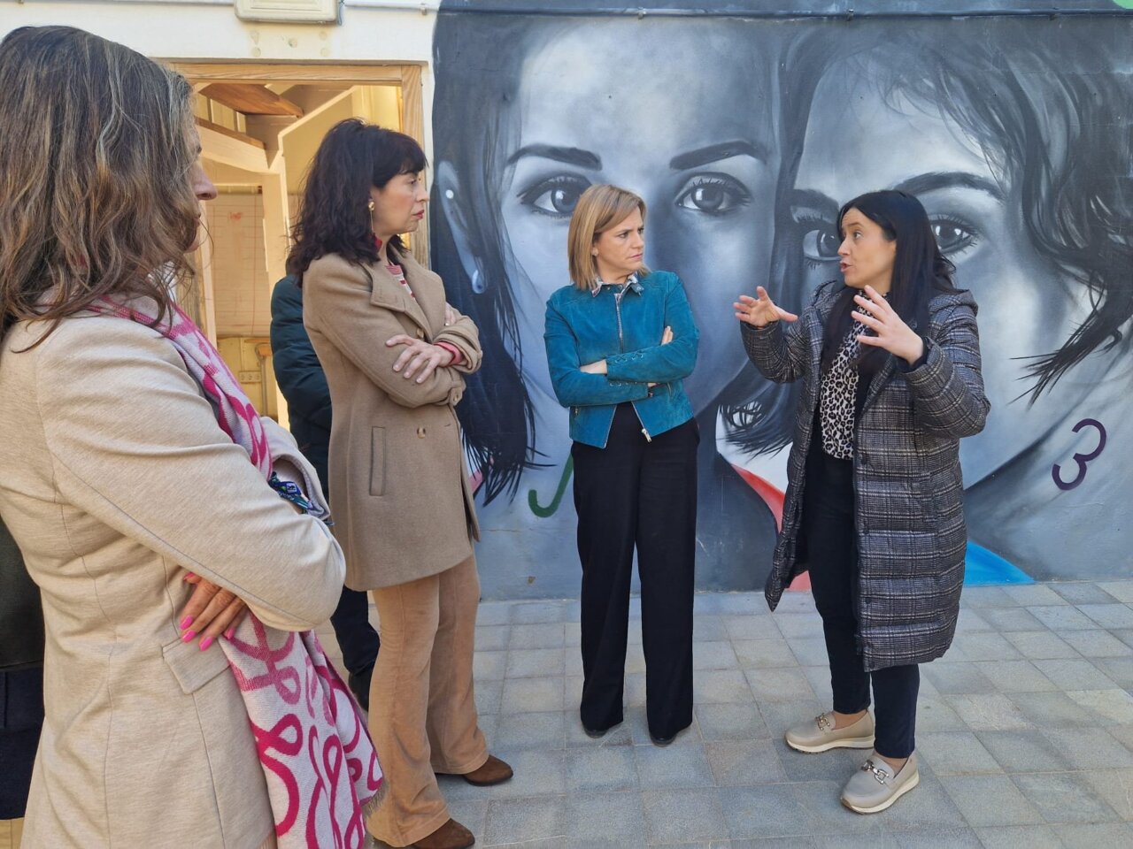 ministra Ana Redondo, delegada del Gobierno Pilar Bernabé y la alcaldesa de Catarroja Lorena Silvent