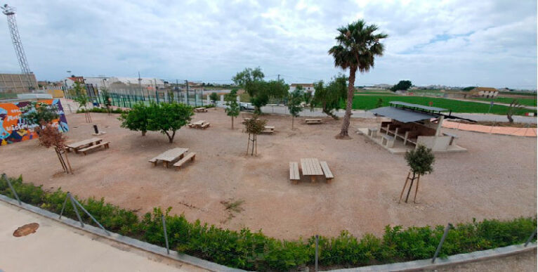 Espacio al aire libre con mesas y árboles en Meliana