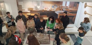 Grupo de personas observando una exposición en el Museo de Cerámica de Manises