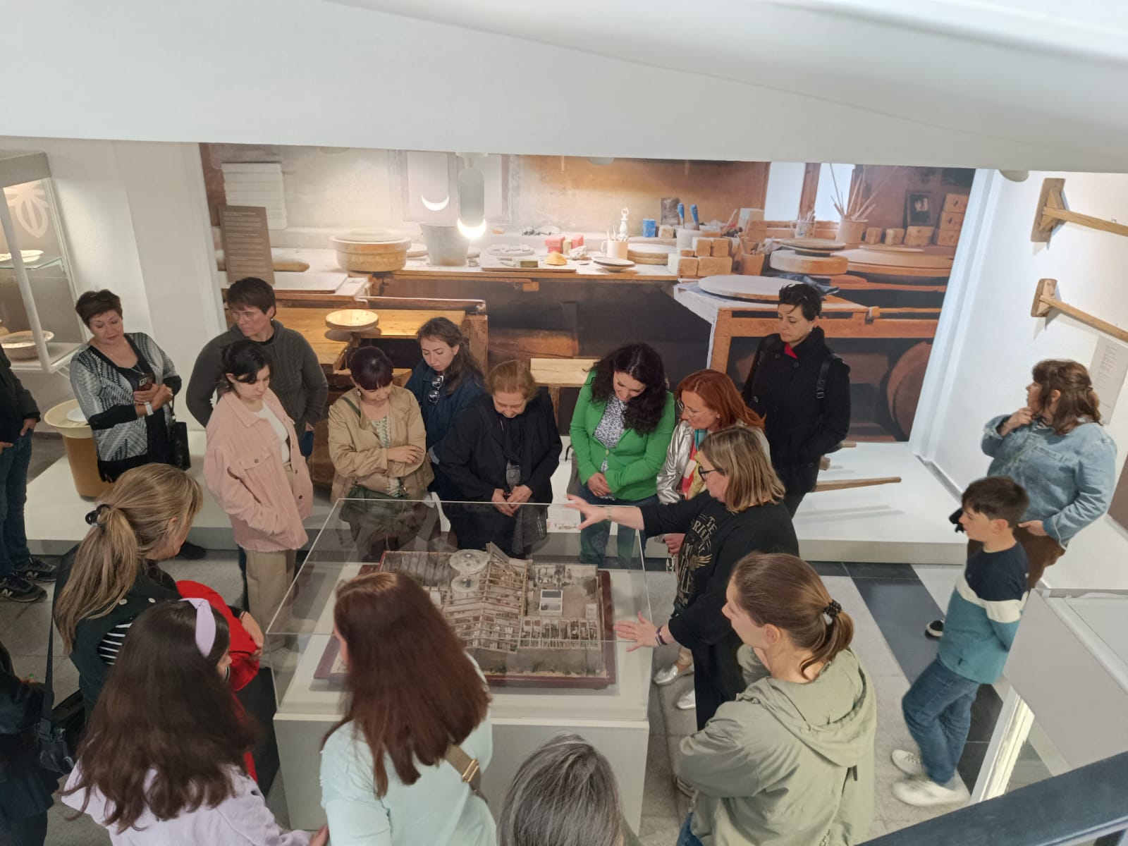 Grupo de personas observando una exposición en el Museo de Cerámica de Manises