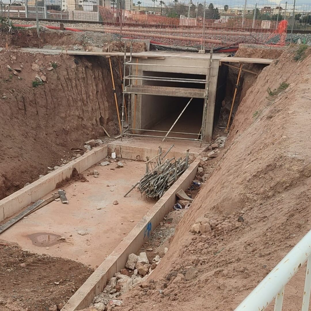pasarela peatonal bajo vias metro de Almàssera