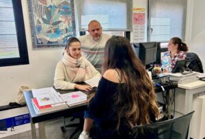 Personas solicitando ayuda de la Fundación Amancio Ortega en Picassent